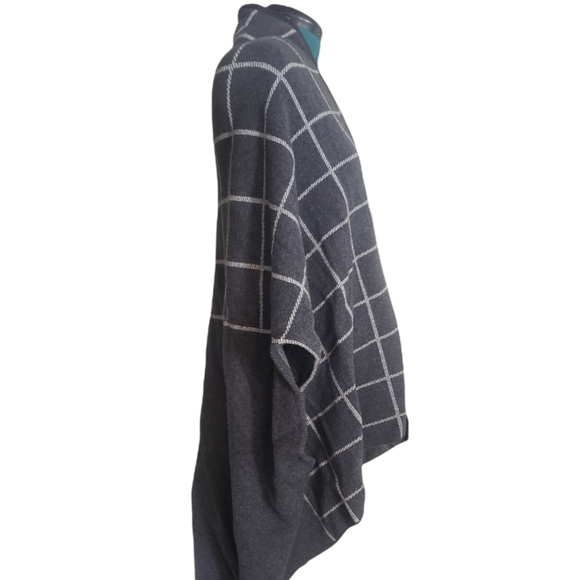 ST. John Wool Poncho With Lamb Leather Trim. - Picture 3 of 11